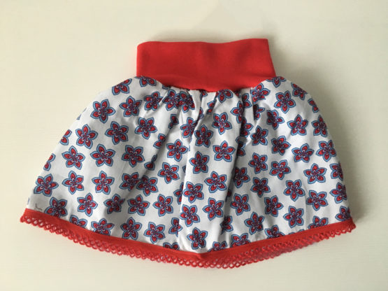 Jupe bébé avec fleurs bleu et rouge et dentelle rouge