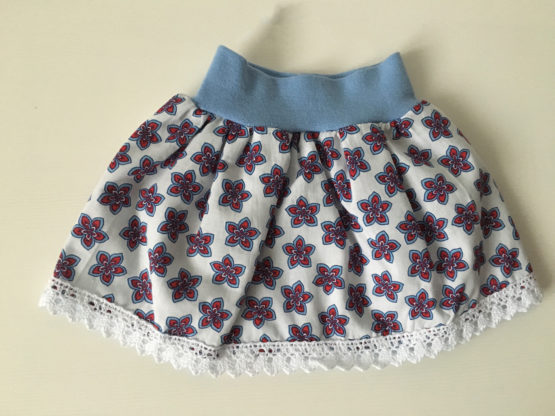 Jupe bébé à fleurs rouges et bleu avec dentelle blanche