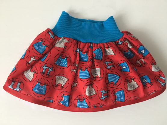 Jupe bébé rouge avec habits
