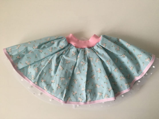 Jupe fille bleue à fleurs et dentelle rose
