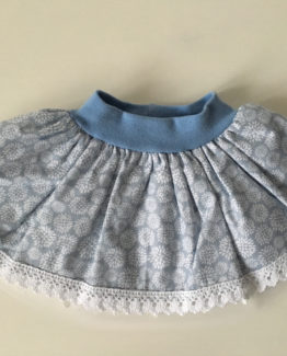 jupes bébés bleu à fleurs blanches et dentelles en coton