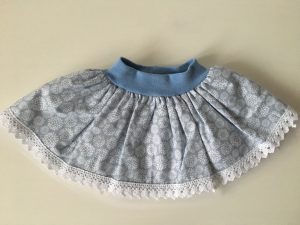 jupes bébés bleu à fleurs blanches et dentelles en coton