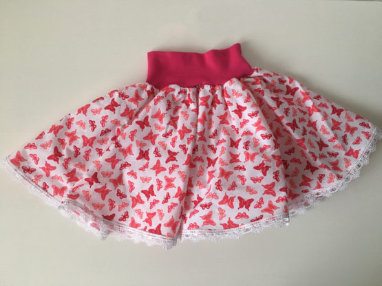 Jupe fille avec papillons roses et dentelle